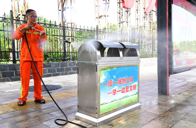 春節前對果皮箱進行清洗