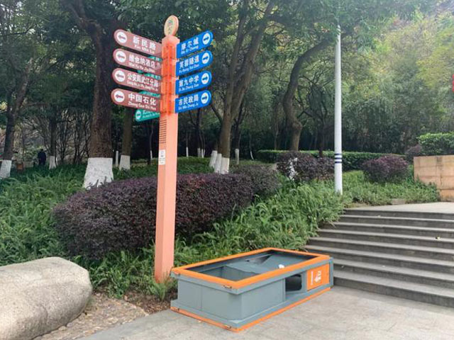 韶關男子街頭狂踹垃圾箱故意毀壞公共設施